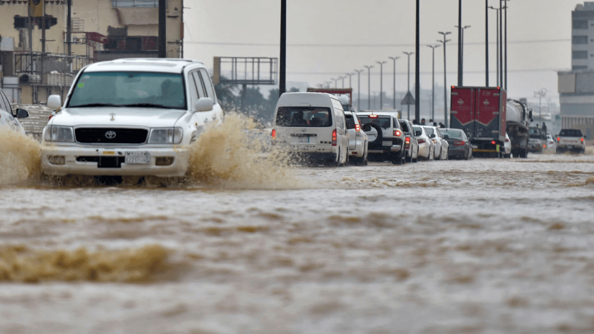 سائق جرافة سعودي يصبح بطلًا بعد إنقاذ 4 أشخاص من السيول (فيديو)