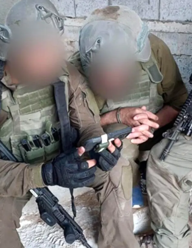 صورة أحد عناصر حماس بلباس الجيش الإسرائيلي