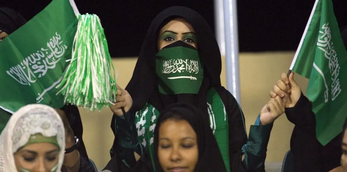 "مكاني" يطلق تحذيرًا هامًا للسعوديين قبل دخول النساء الملاعب
