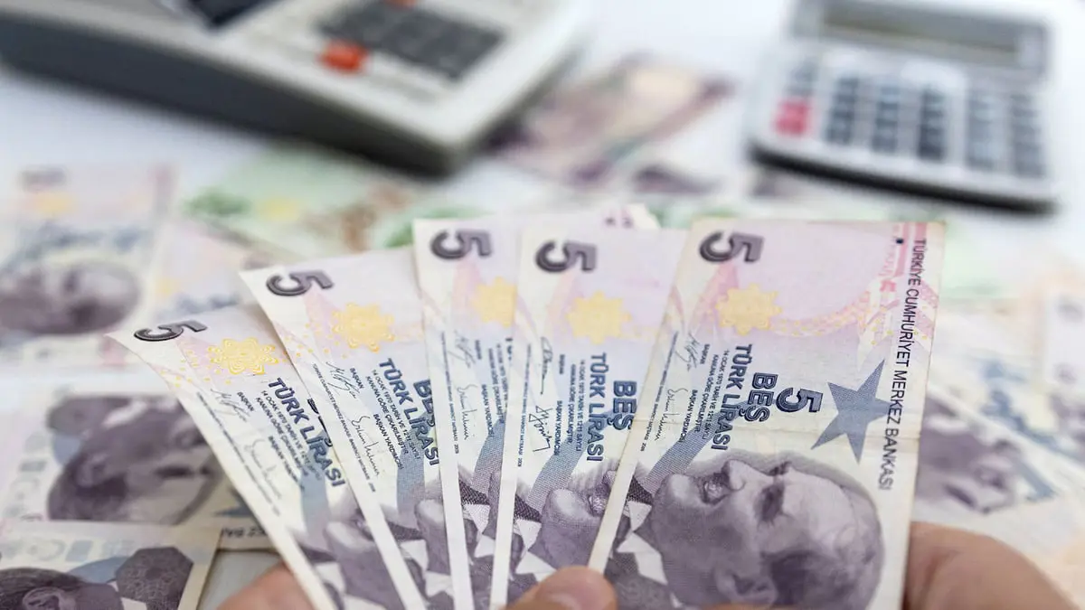 الليرة التركية تتراجع إلى مستوى قياسي جديد مقابل الدولار