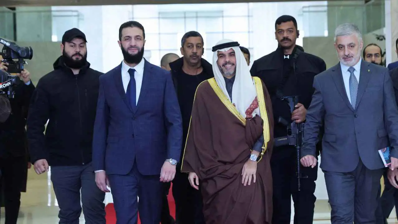 الشرع يلتقي وفداً بحرينياً رفيع المستوى في دمشق (فيديو وصور)