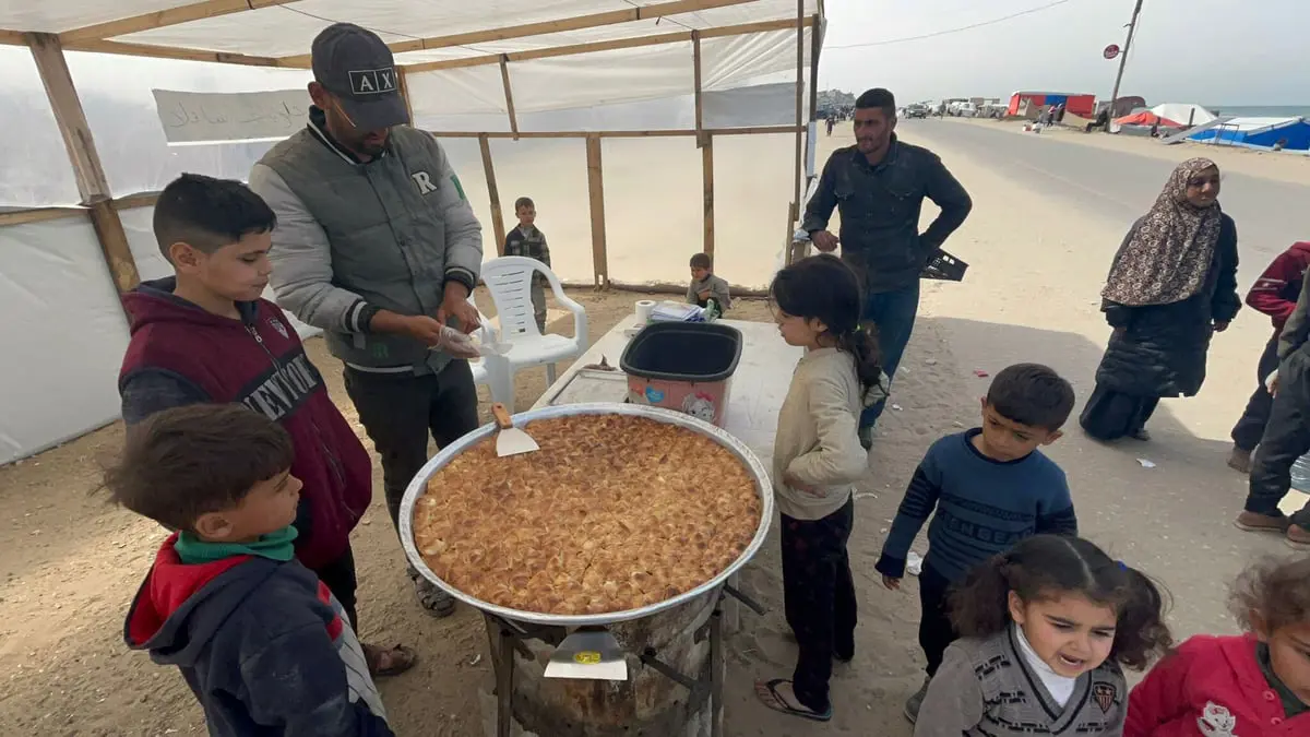 مع قرب رمضان.. صناعة الحلويات تستعيد عافيتها في غزة رغم الصعوبات (صور)