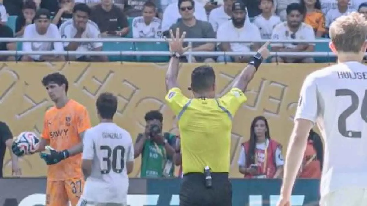 ياسين بونو يقع في المحظور.. الحكم يطبق "القانون الجديد" على حارس الهلال (صورة)