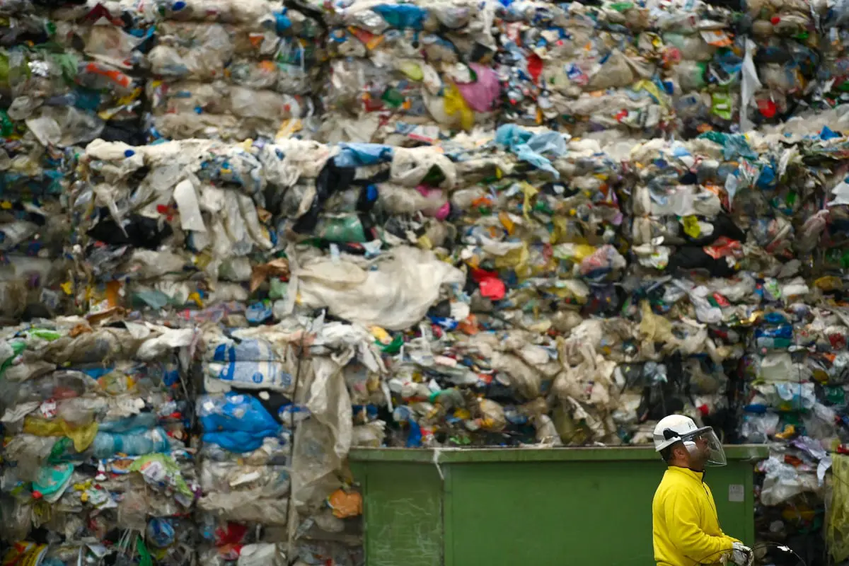 دولتان تقترحان خطة عالمية لخفض إنتاج البلاستيك 40% بحلول 2040 