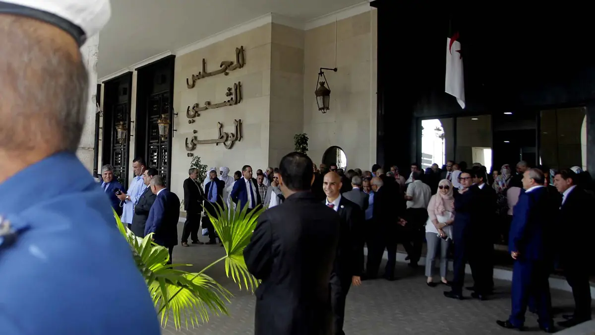 البرلمان الجزائري يبدأ بسحب الحصانة عن أكبر داعمي بوتفليقة