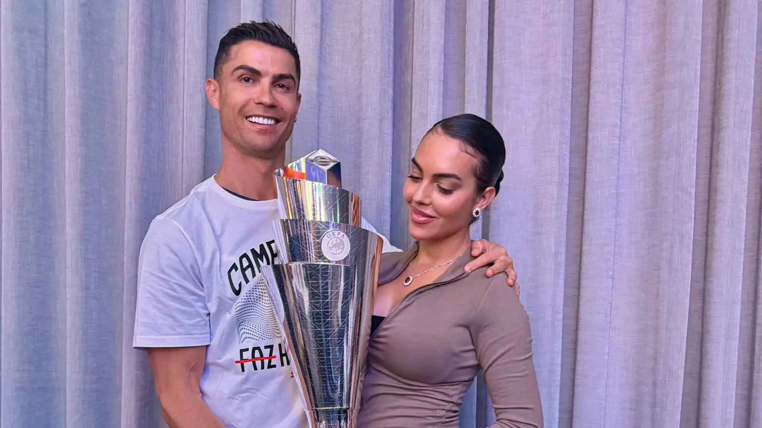 جورجينا تحتفل مع رونالدو بكأس دوري الأمم الأوروبية (صورة)
