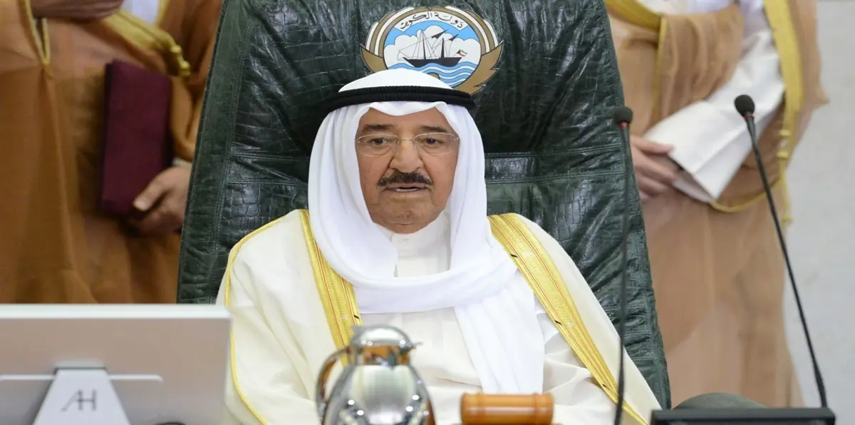 رغم حالته الصحية.. فيديو وصور لافتة لأمير الكويت في مجلس عزاء