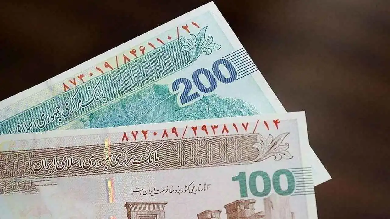 الحكومة الإيرانية تقرّ إجراء لدعم العملة الوطنية