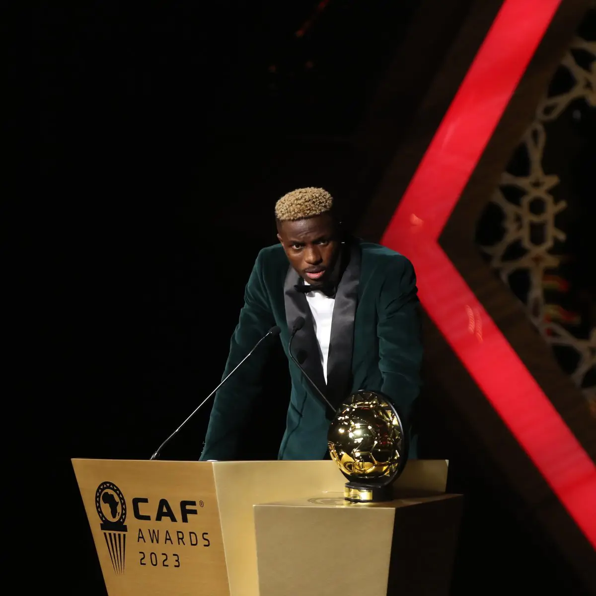 فيكتور أوسيمين يتوج بجائزة أفضل لاعب أفريقي