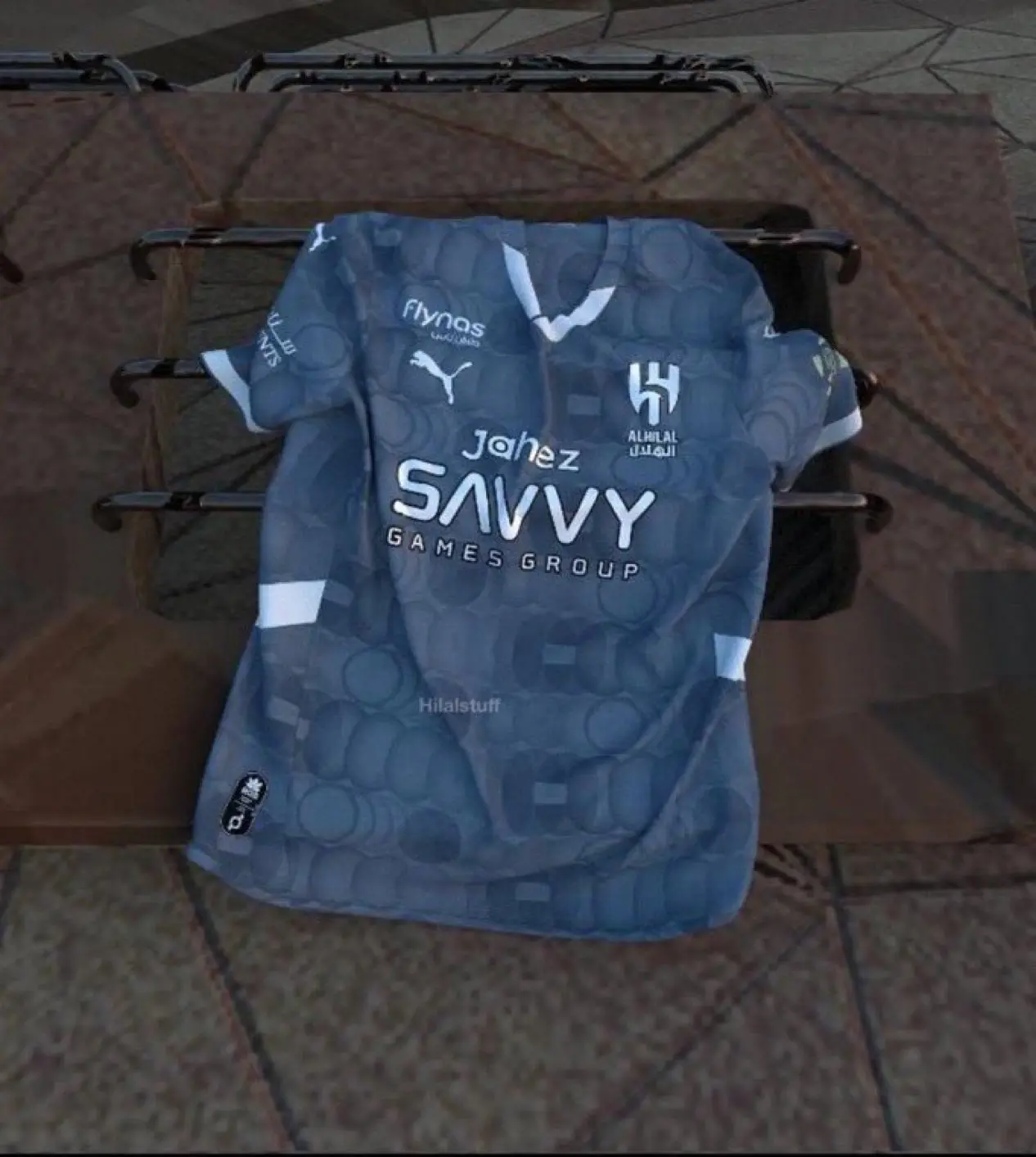 قميص الهلال الثالث المسرب