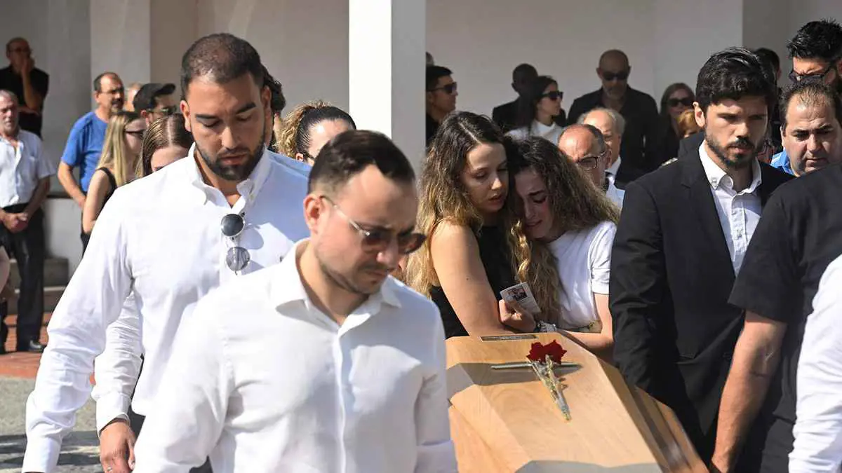 انهيار زوجة ديوغو جوتا خلال تشييع جثمانه (فيديو وصور)