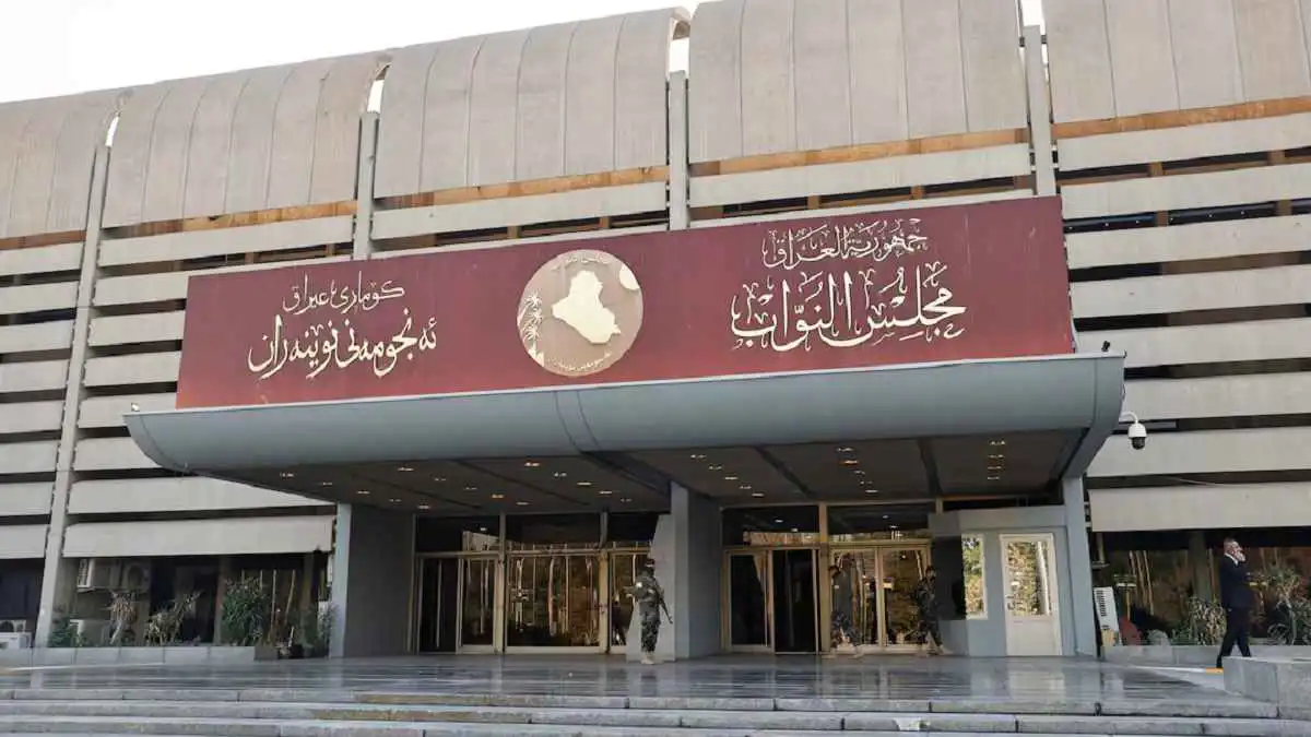 لكمات واشتباكات.. كواليس الجلسة العاصفة في البرلمان العراقي(فيديو)
