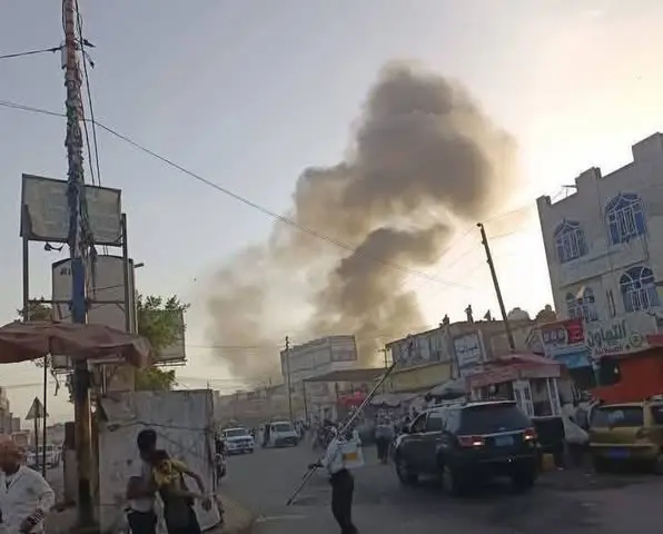 دخان يتصاعد جراء الانفجار في تعز، اليمن
