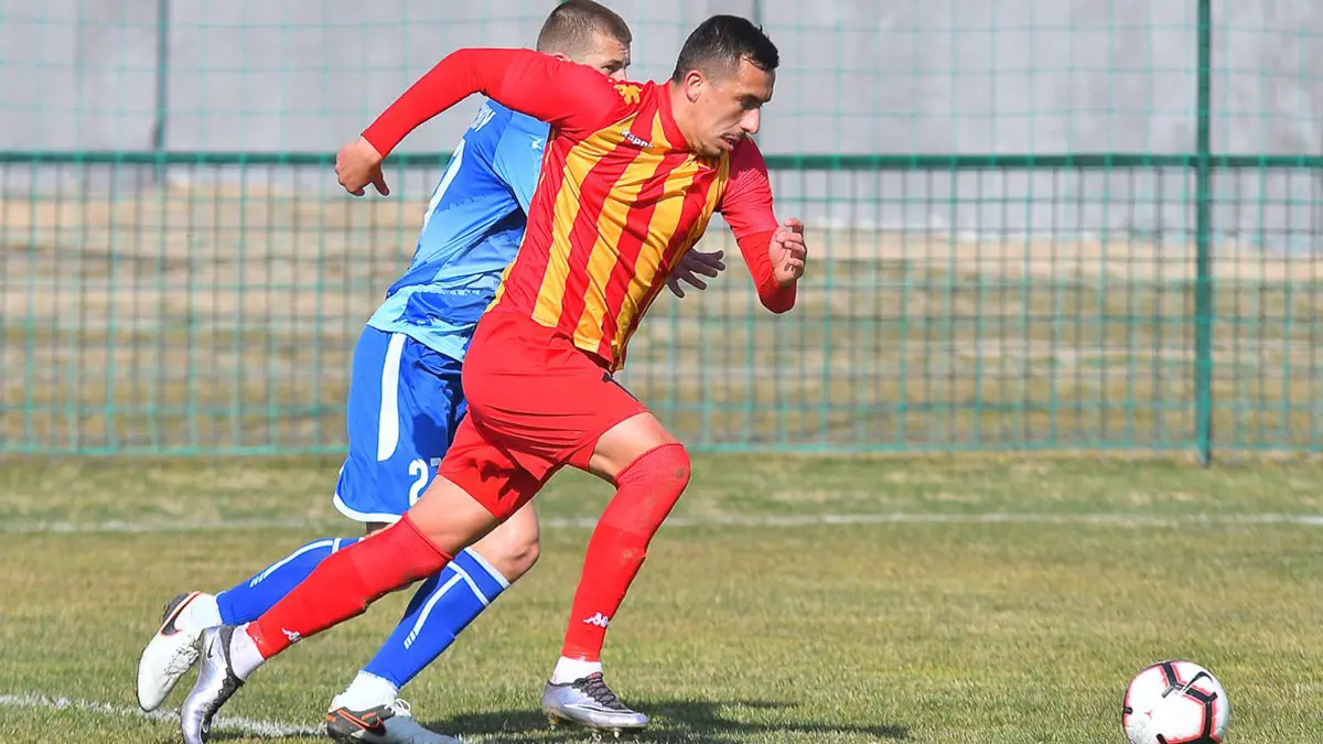 طرد لاعب في مقدونيا ألقى كرة ثانية في الملعب لإيقاف هجمة على فريقه (فيديو)