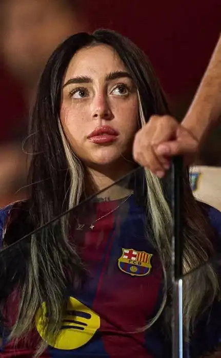 نيكي نيكول في مدرجات مباراة برشلونة وكومو