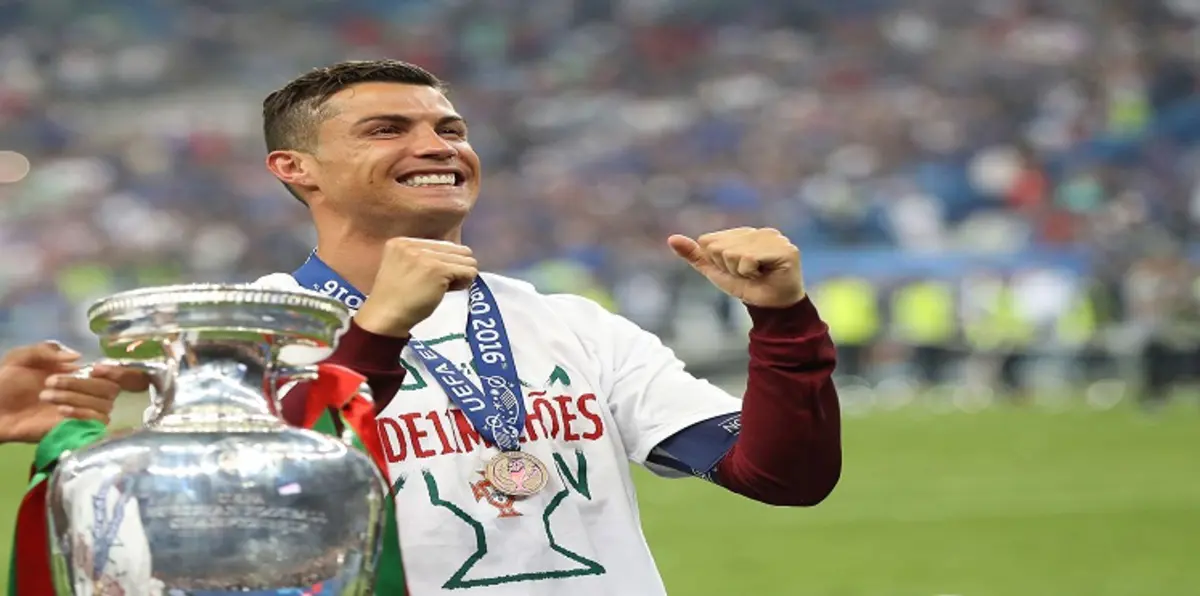 ماذا قال رونالدو لزملائه عقب التتويج بيورو 2016 (فيديو)
