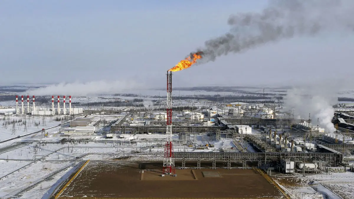 ارتفاع النفط بسبب شح الإمداد والاتحاد الأوروبي يدرس حظر الواردات الروسية