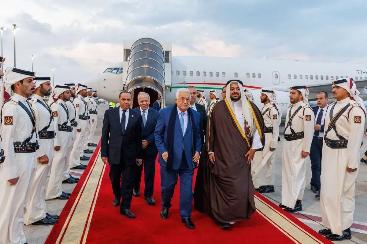 عباس يجري مباحثات مع أمير قطر حول وقف حرب غزة
