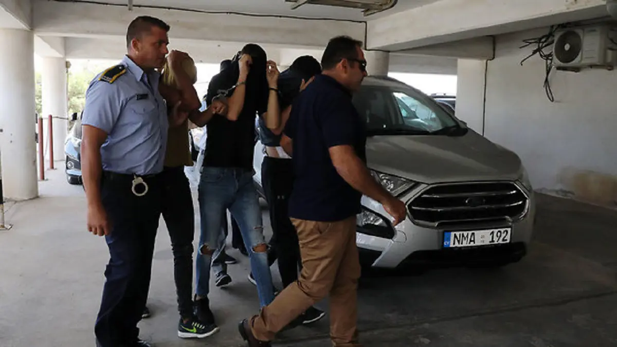 قبرص تمدد اعتقال 12 سائحًا إسرائيليًا بتهمة اغتصاب جماعي لسائحة بريطانية (صور وفيديو)