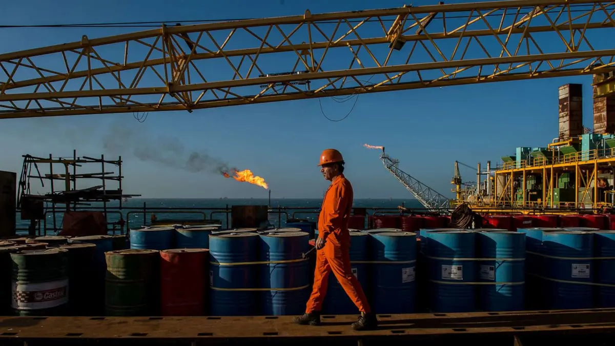 النفط يرتفع بأكثر من دولارين عقب انخفاض مخزونات الخام الأمريكية
