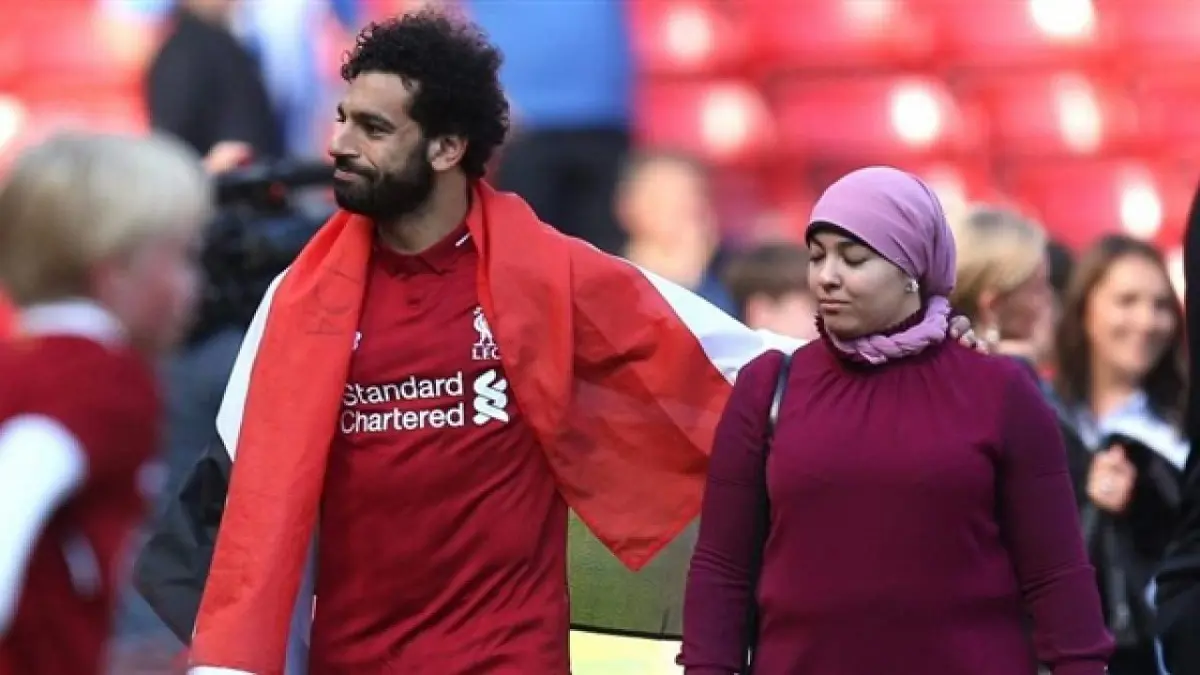 ظهور نادر لزوجة محمد صلاح وابنته مكة معه على البحر (شاهد)‎