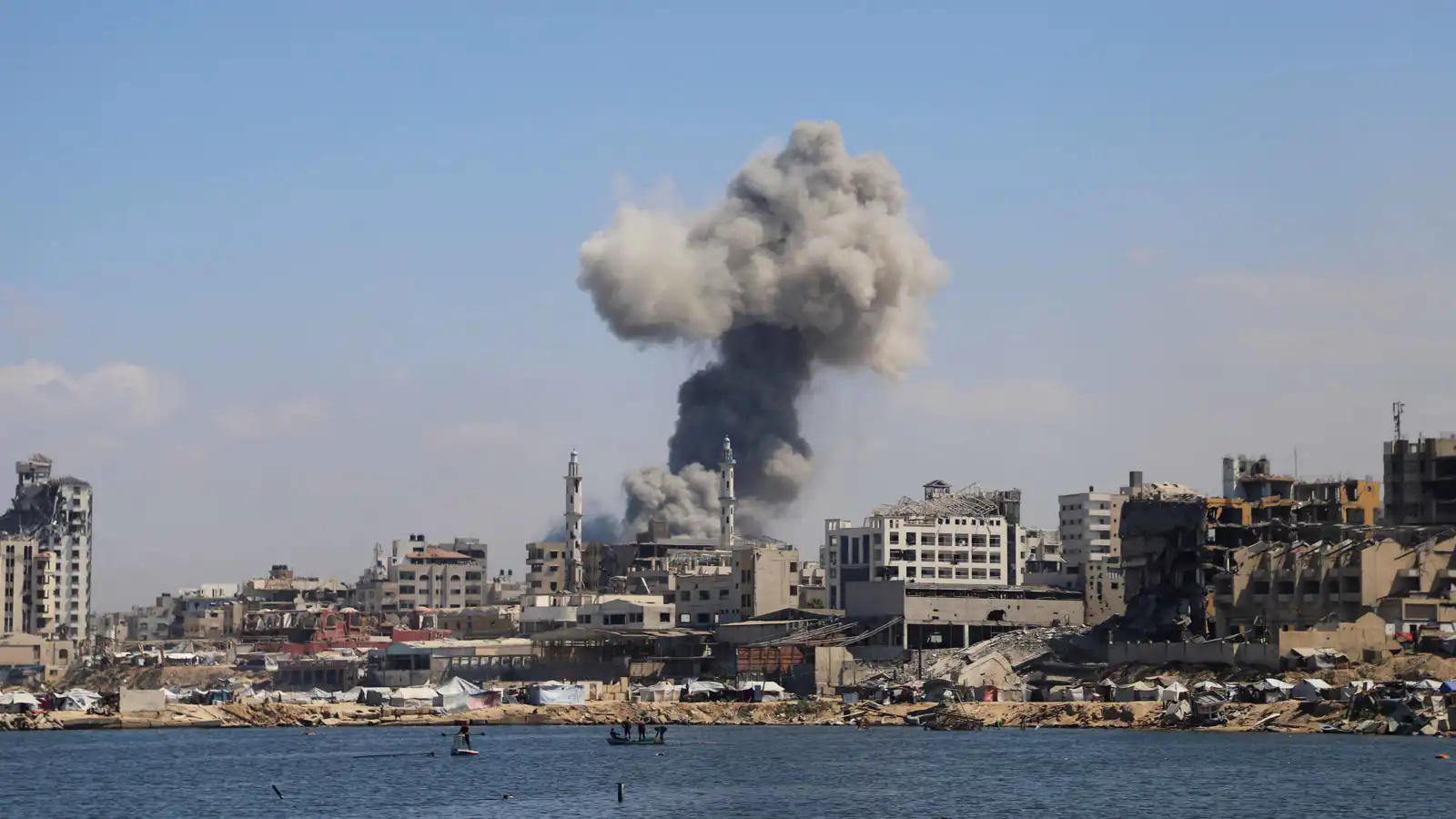 تصاعد الدخان إثر غارة إسرائيلية على مدينة غزة