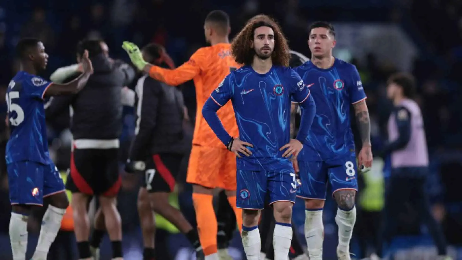 "يويفا" يعاقب برشلونة وتشيلسي