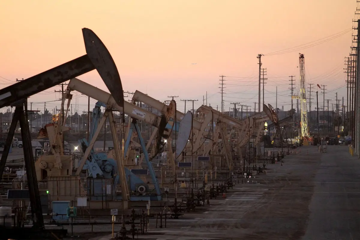 النفط يتراجع بعد ارتفاع مفاجئ في مخزونات البنزين الأمريكية