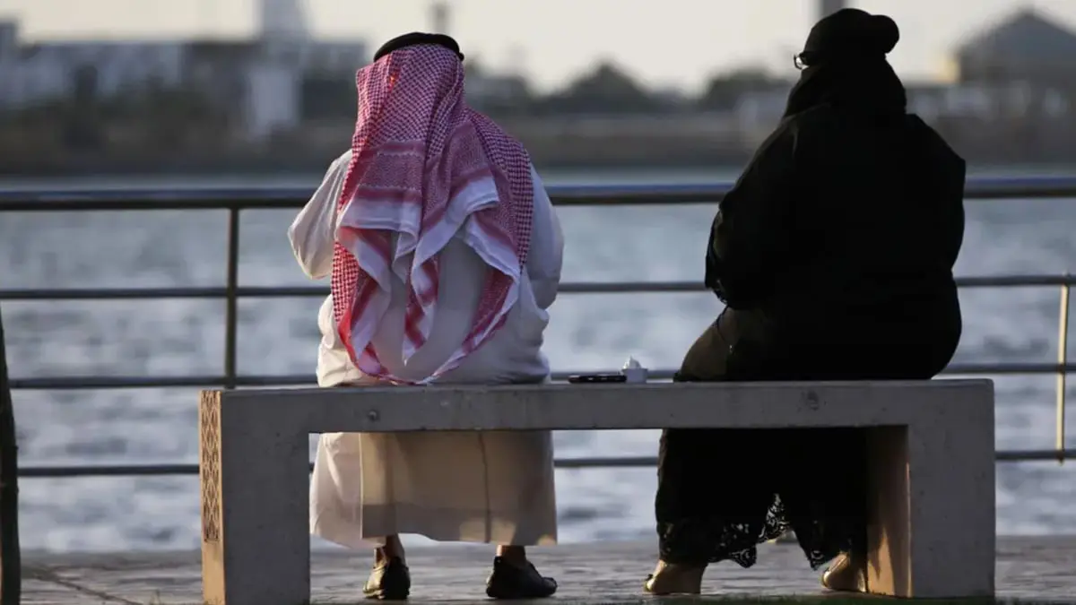 سعودي يطلق زوجته بسبب صديقيه