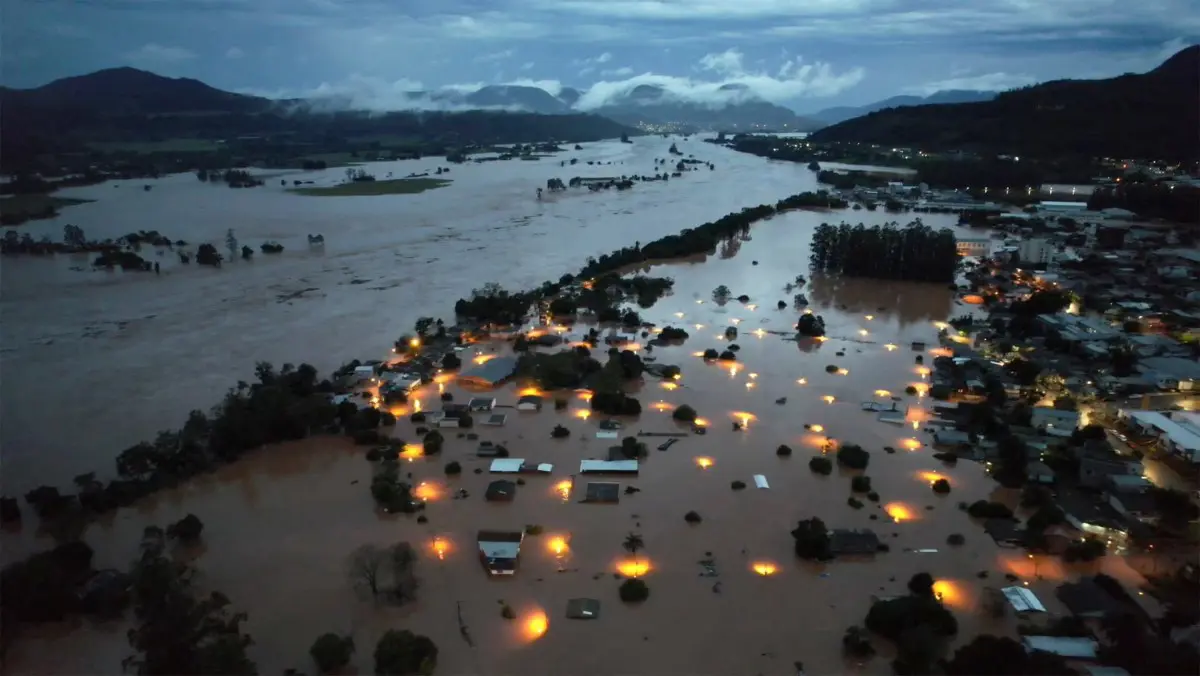مصرع 37 شخصا في أسوأ فيضانات تشهدها البرازيل (صور) 