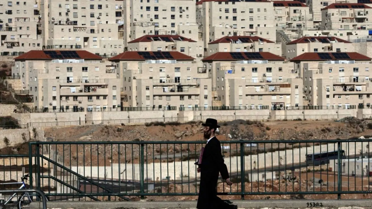 السلطة الفلسطينية: البناء الاستيطاني على أرض مطار قلنديا يدفع المنطقة نحو التصعيد