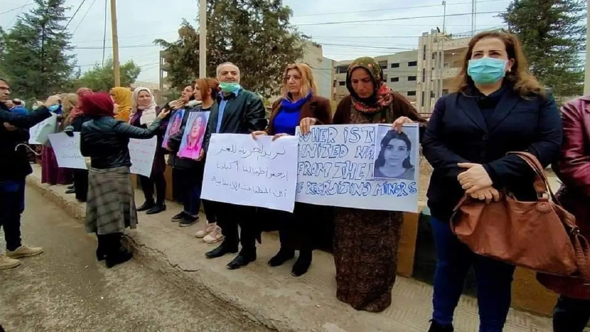عائلات كردية تتظاهر ضد "تجنيد" بناتها في شمال شرق سوريا