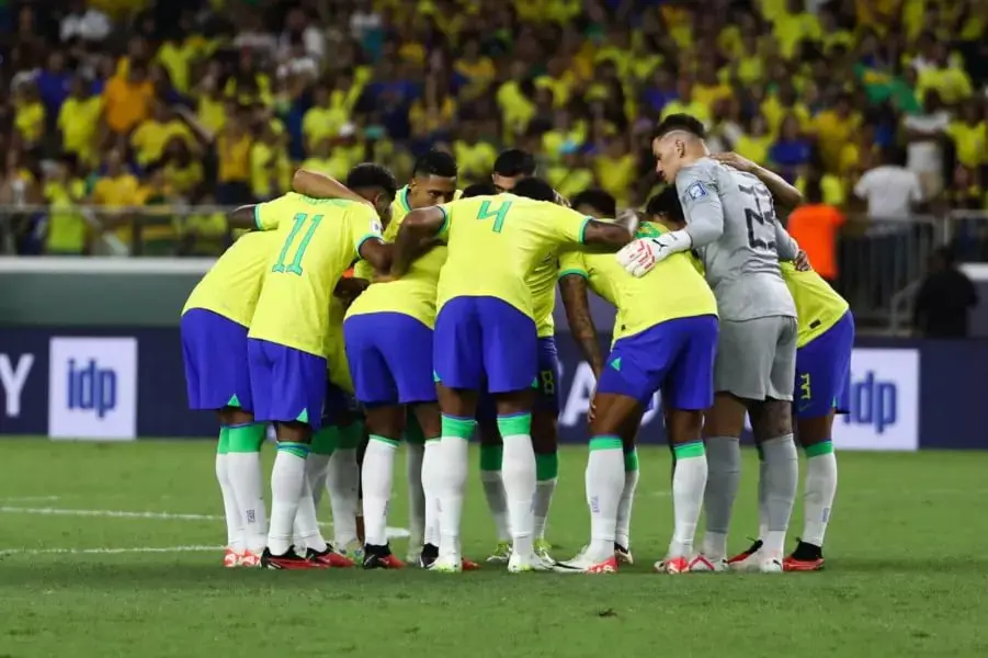 منتخب البرازيل يصدم نجوم الهلال والنصر السعوديين

