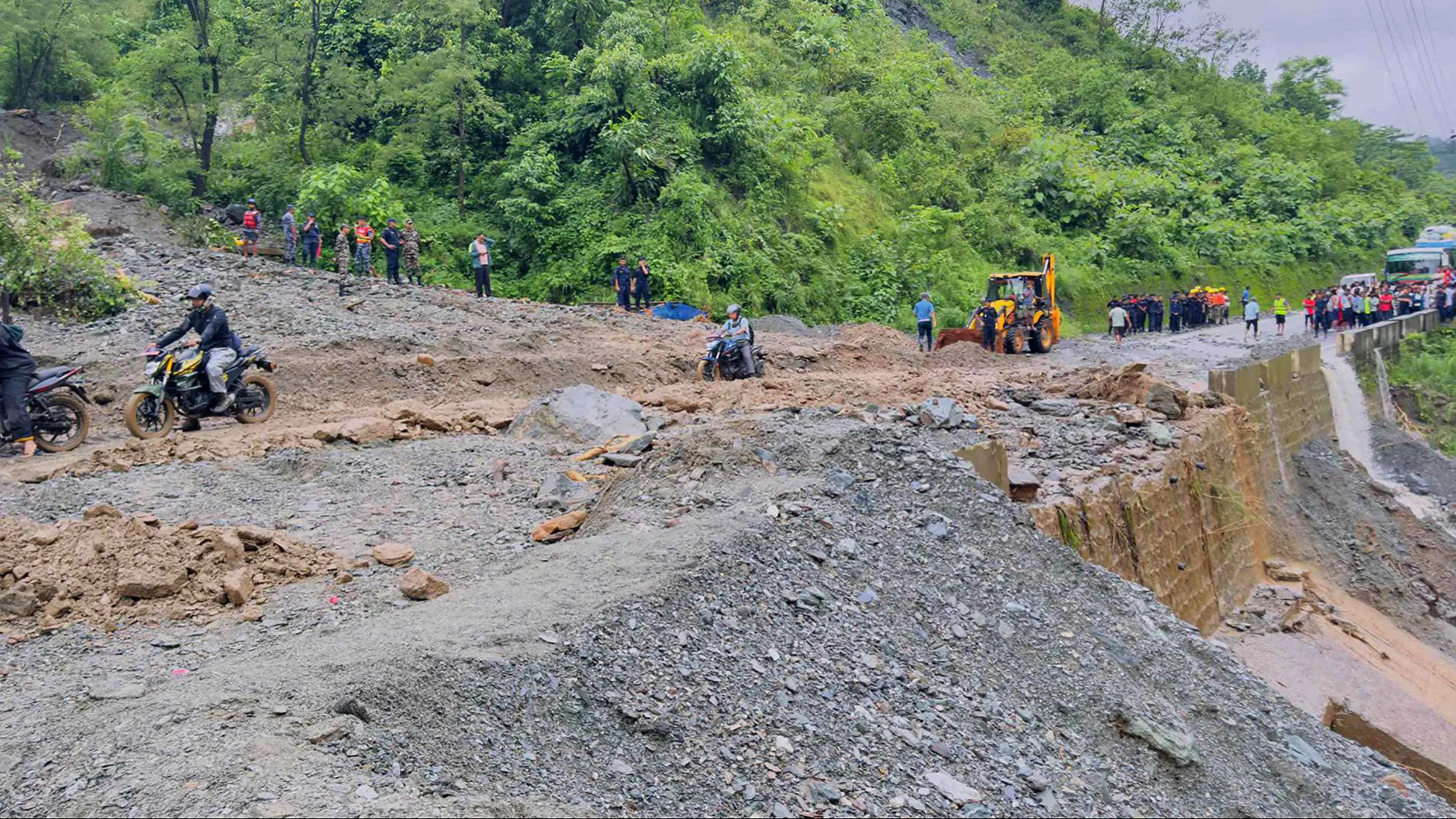 فقدان أثر 66 شخصاً جرّاء انزلاق تربة في نيبال (فيديو)