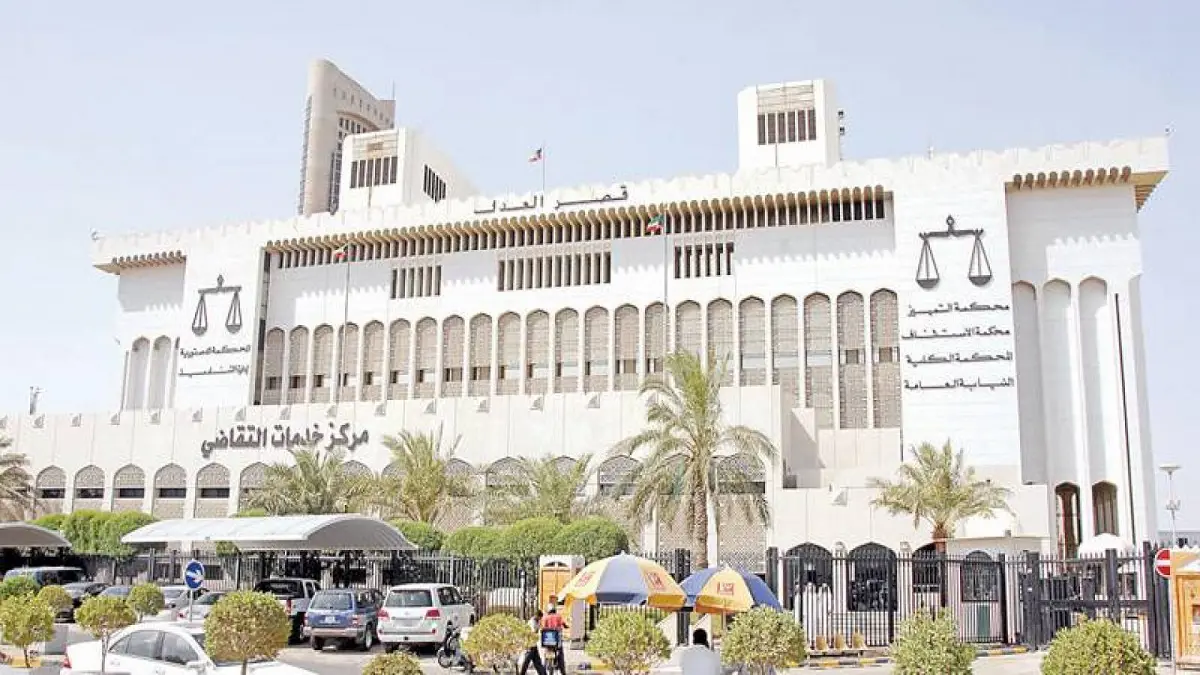 رفضت الادعاء عليه.. كويتي يغرز "سيخ شوي" في بطن والدته بمشاجرة منزلية