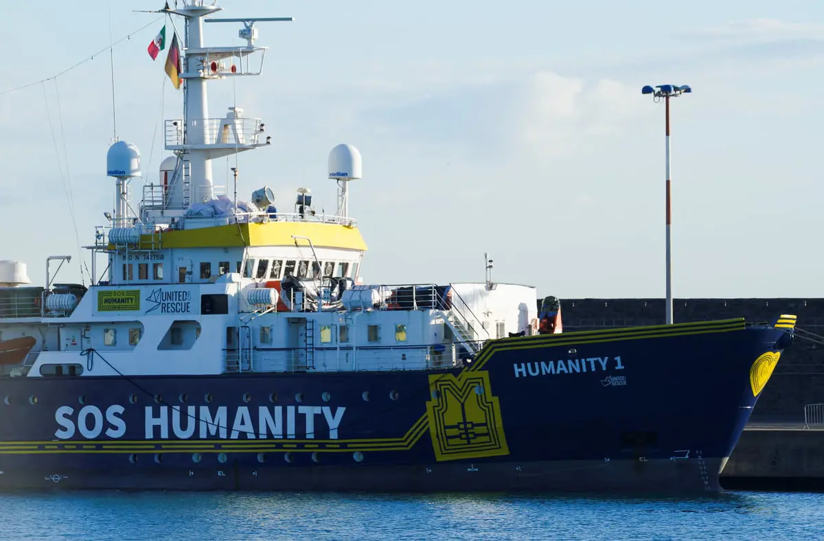 إيطاليا تحتجز سفينة خيرية خاضت نزاعاً بحرياً مع ليبيا