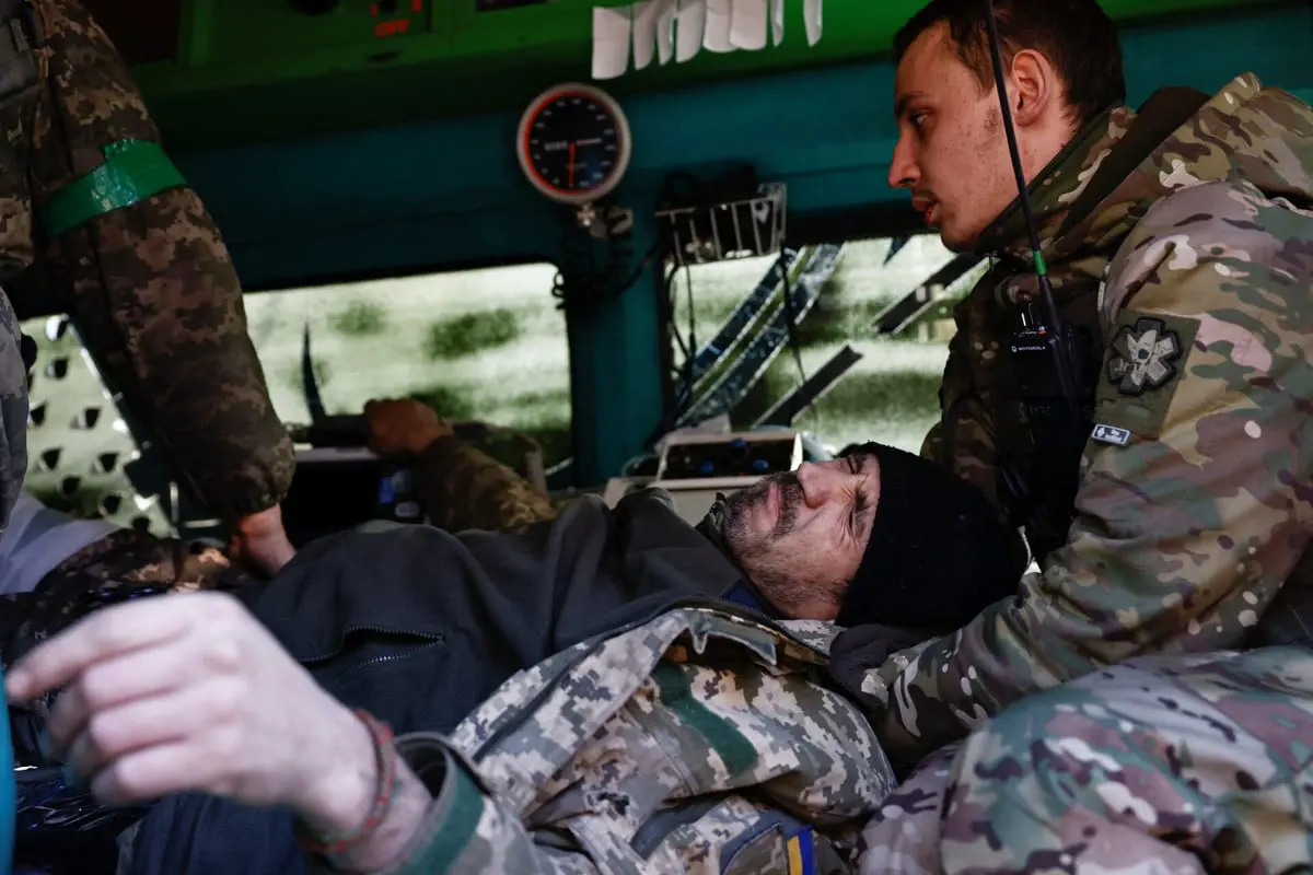 نجا بمعجزة.. مسيّرة تسقط قنبلة على جندي أوكراني جريح (فيديو)