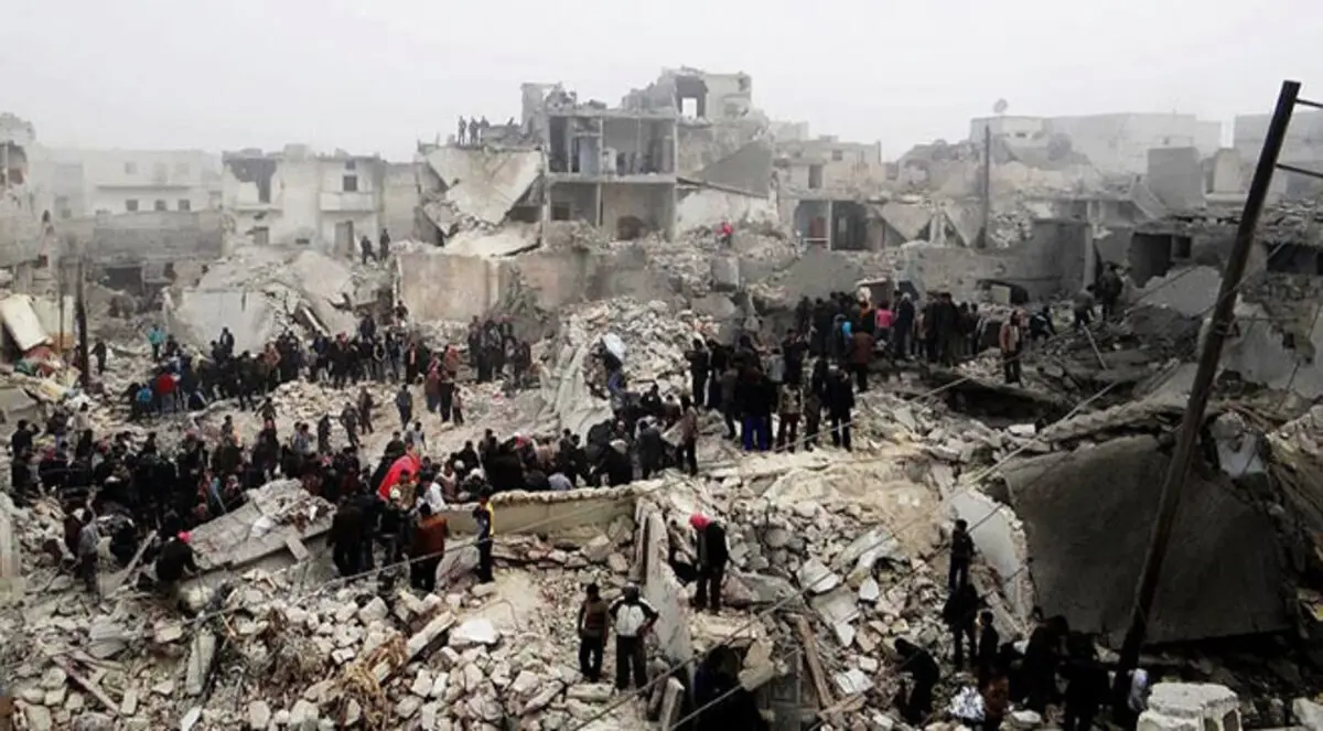 أهالي حلب يبحثون عن ناجين في مدينتهم