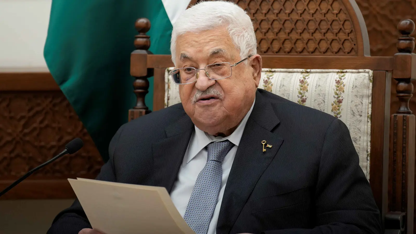 في خطوة مفاجئة.. عباس يقلص مهام أشرف دبور سفير فلسطين في لبنان