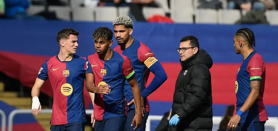 كارليس مينارو مع لاعبي برشلونة