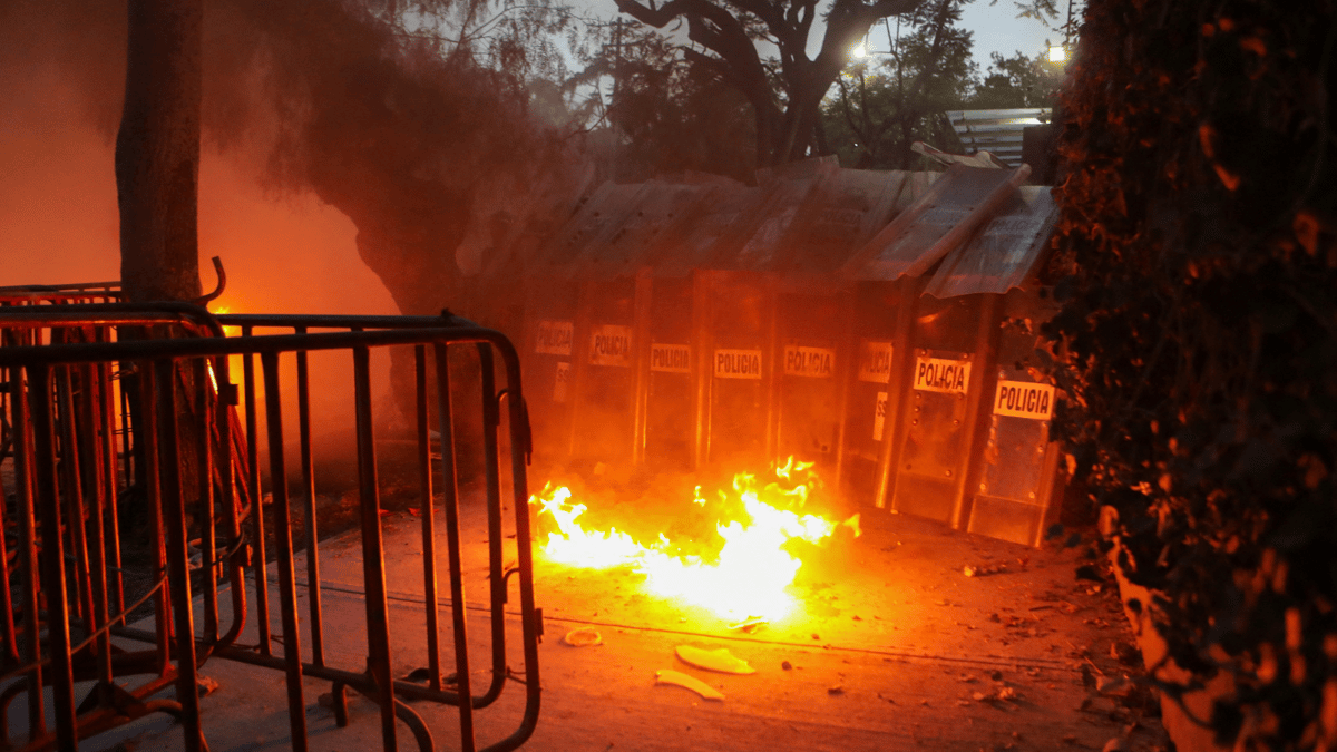 متظاهرون يضرمون النار بمبنى السفارة الإسرائيلية في المكسيك (فيديو)