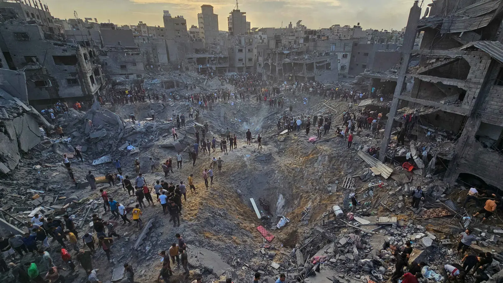 عشرات القتلى في مخيم جباليا شمالي غزة إثر غارات عنيفة