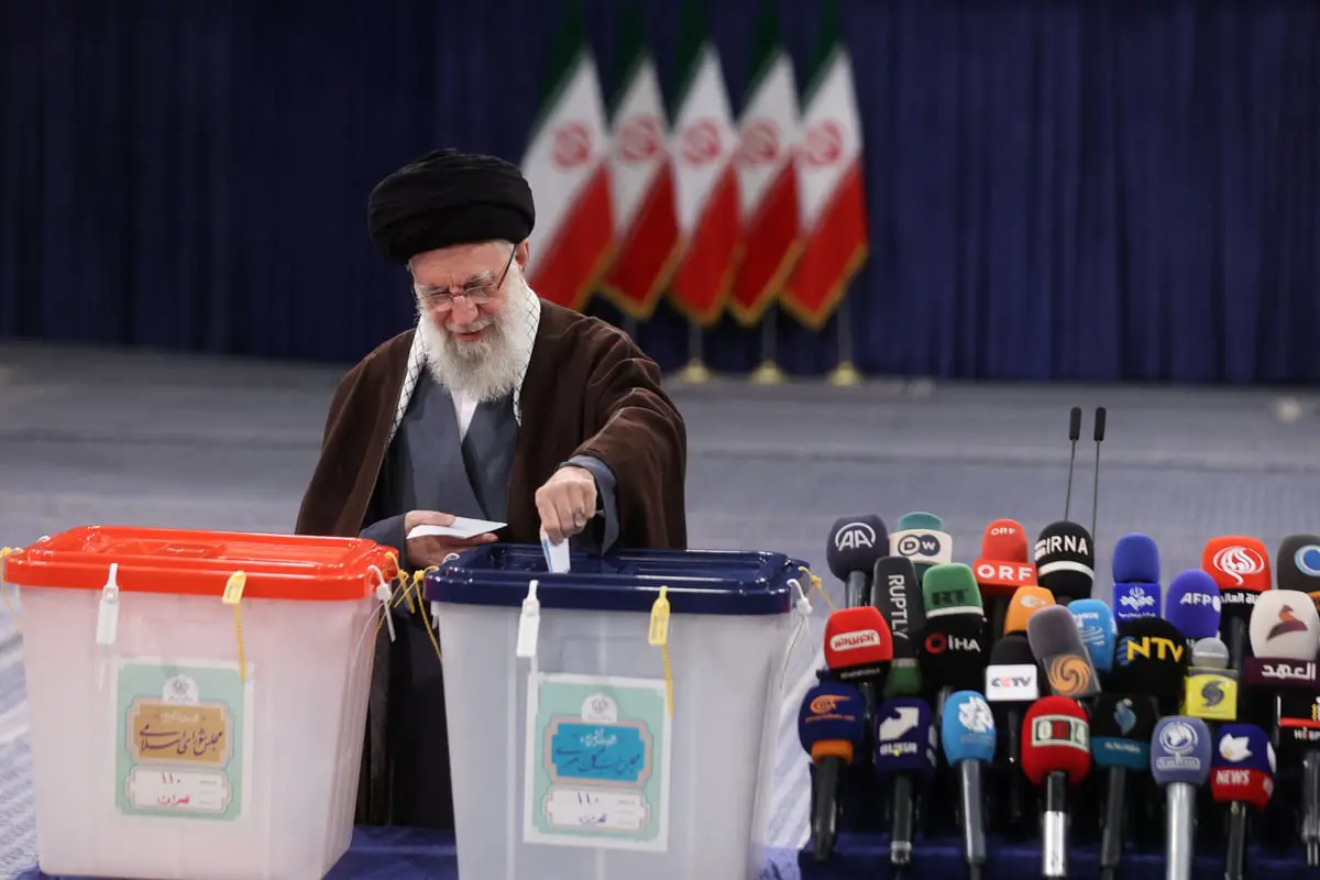 "بلومبرغ": المستثمرون يفضلون رئيسا إيرانيا يحسن العلاقات مع الغرب