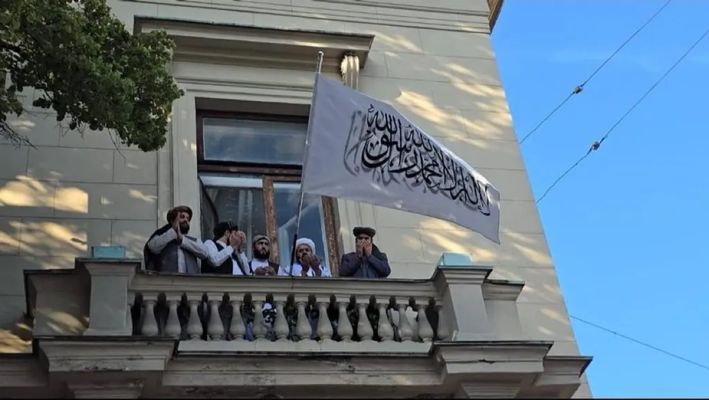 رفع علم أفغانستان على السفارة في موسكو