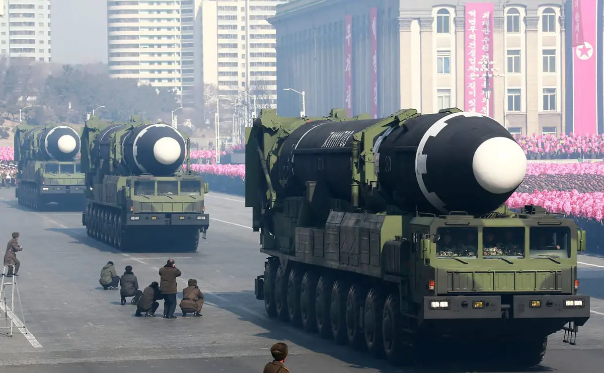 كوريا الشمالية تعرض صاروخا باليستيا عابرا للقارات خلال عرض عسكري