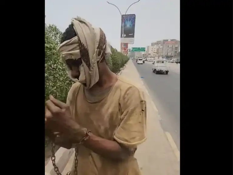 اليمني المكبل بسلاسل حديدية