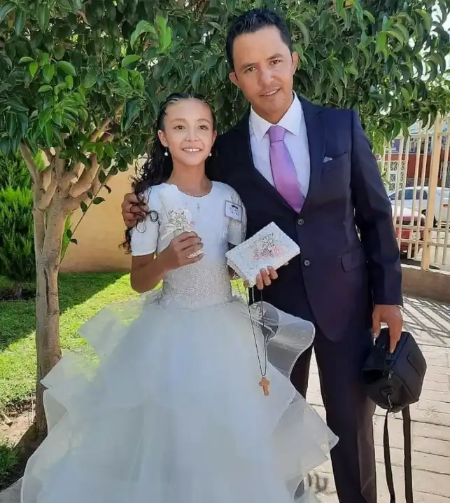 الطفلة مع والدها