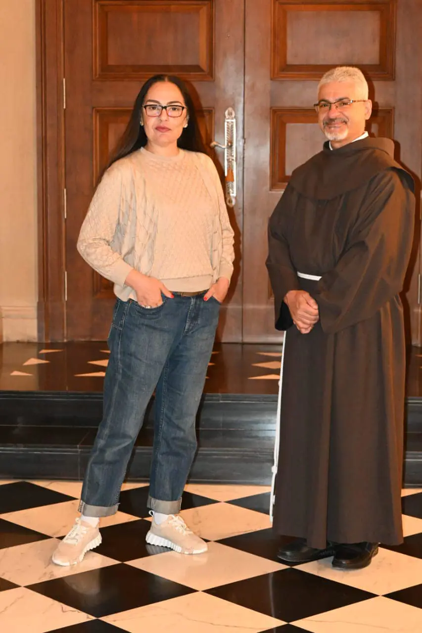شيريهان مع الأب بطرس دانيال 