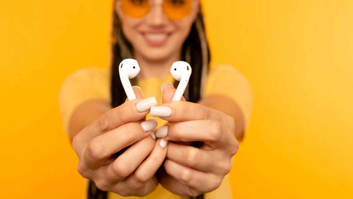 أمريكا تصنف ”أبل Airpods” أداة مساعدة للسمع | إرم نيوز