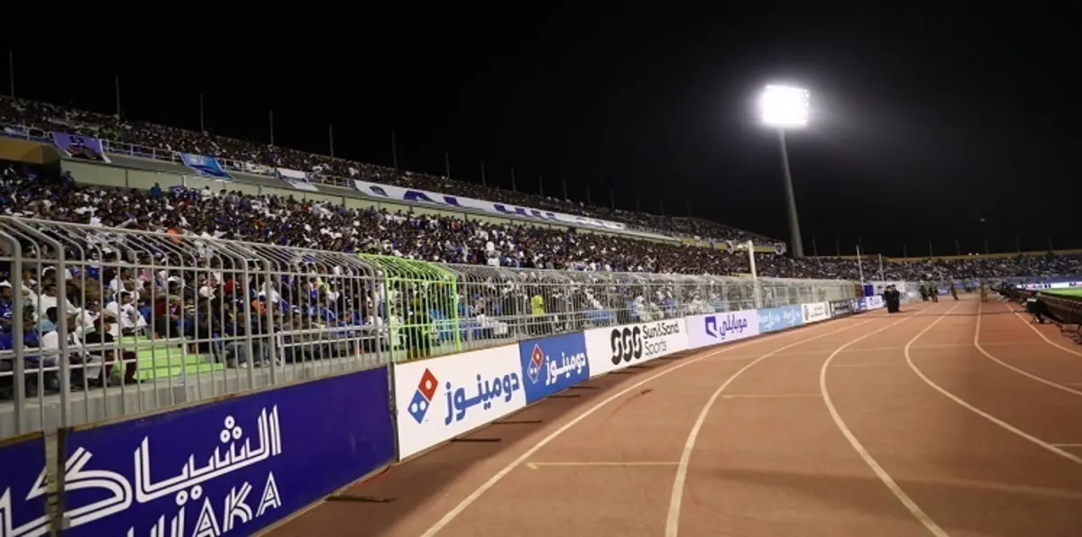 مشجع إماراتي يلهب حماس جمهور الهلال السعودي (فيديو)